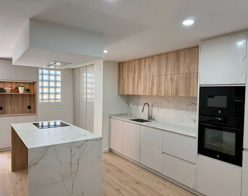 cocina reformada en Granollers por Reformas Raigan