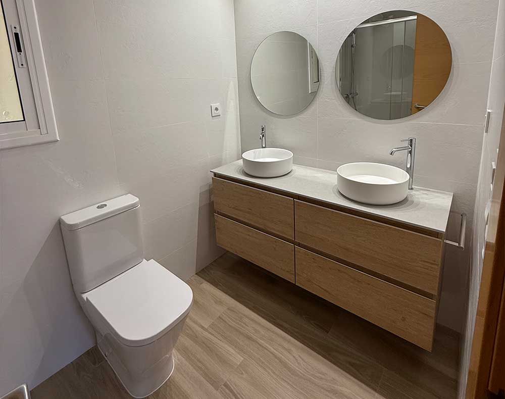 Baño reformado en Granollers por Reformas Raigan